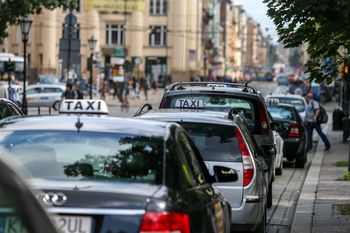 Ulga dla mieszkańców i dla kierowców. Nowa propozycja burmistrza nocnego Krakowa