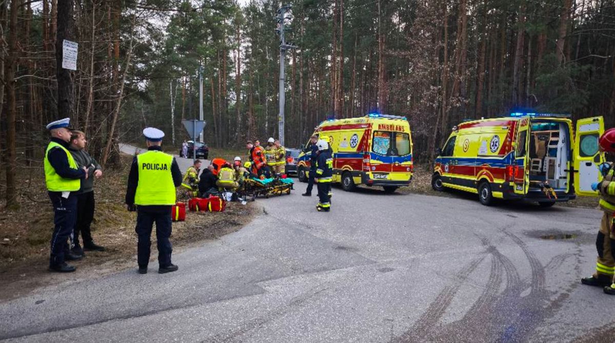 Kierująca potrąciła matkę z 15-letnią córką, które jechały na elektrycznej hulajnodze. Do akcji ratunkowej skierowano śmigłowiec LPR