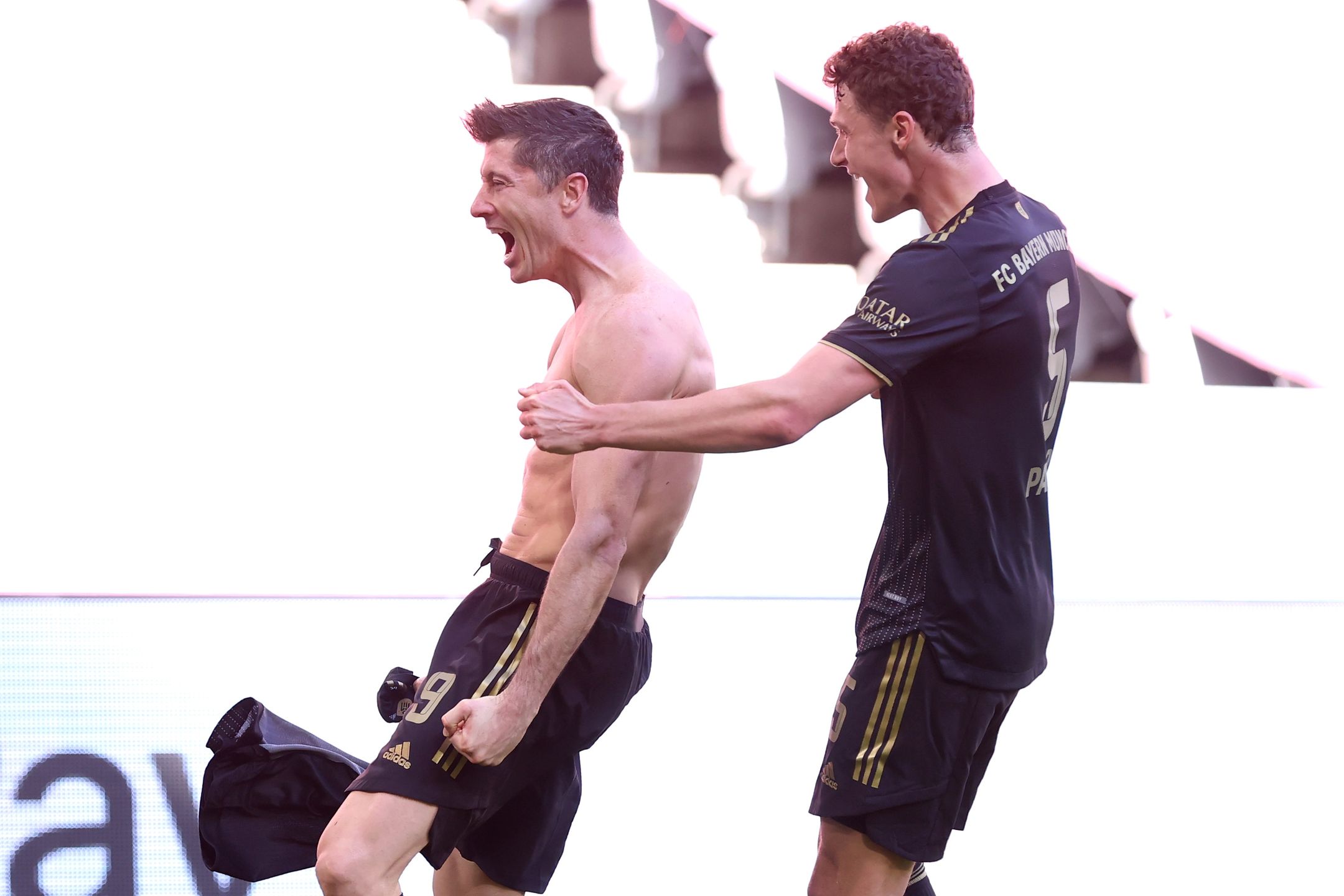 Robert Lewandowski pobił rekord strzelecki Gerda Muellera, strzelając 41. bramkę w sezonie 