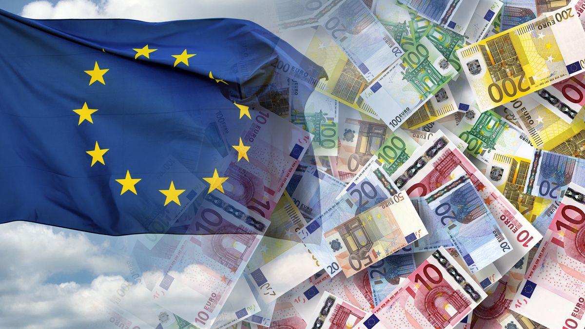 European Union flag and cash euro banknotes
European Union flag and cash euro banknotes (inflation, devaluation, crisis)
Javier Ghersi
