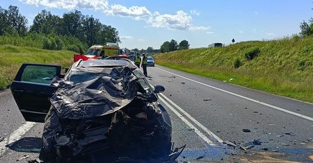 Uderzyła w dwa samochody. Jej pasażer nie żyje