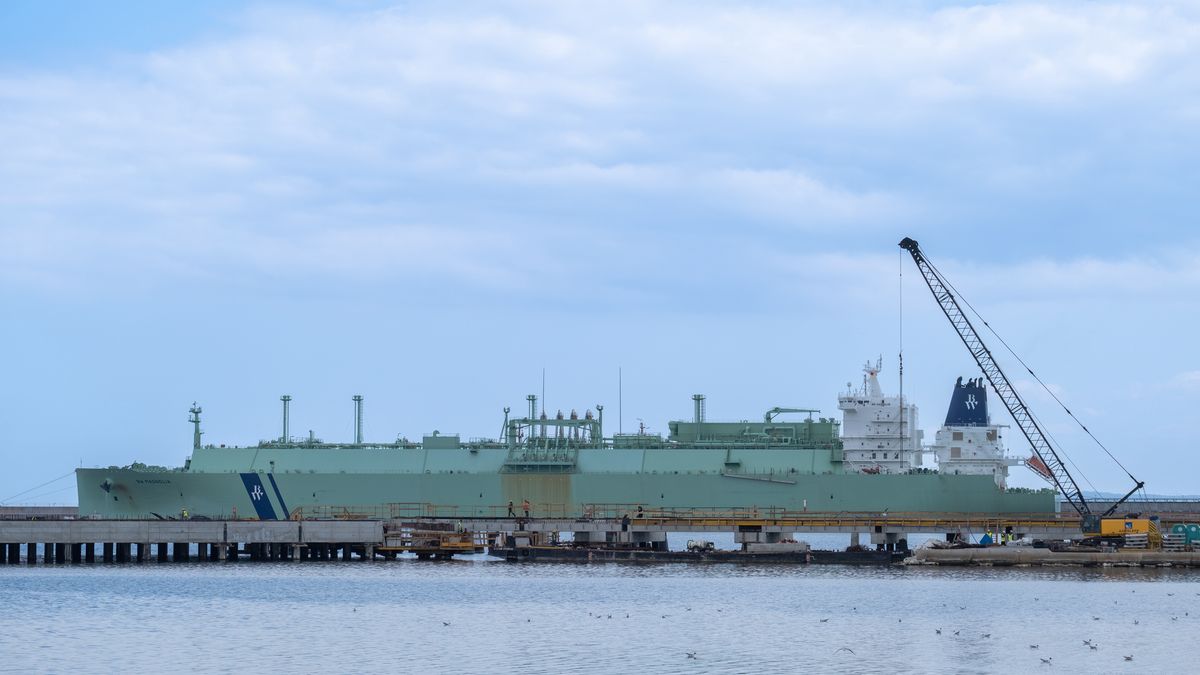 Swinoujscie .02.05.2022. Terminal regazyfikacyjny, terminal LNG, gazoport. n/z rozladunek gazowca BW Magnolia.
