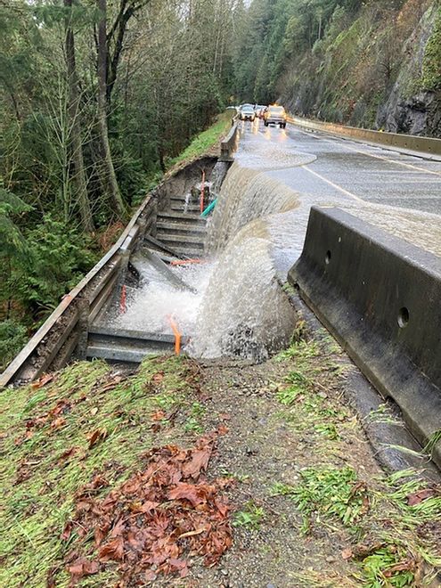 Flooding in British Columbia, Canadaepa09587736 A handout photo made available by the Ministry of Transportation and Infrastructure showing damage on the Malahat Highway on Vancouver Island following flooding caused by days of rain near Victoria, British Columbia, Canada, 15 November 2021 (issued 17 November 2021). One person in reported dead and flooding has caused damage to roads and bridges in western Canada near Vancouver.  EPA/MINISTRY OF TRANSPORTATION AND INFRASTRUCTURE  / HANDOUT  HANDOUT EDITORIAL USE ONLY/NO SALES Dostawca: PAP/EPA.MINISTRY OF TRANSPORTATION AND INFRASTRUCTURE  / HANDOUT