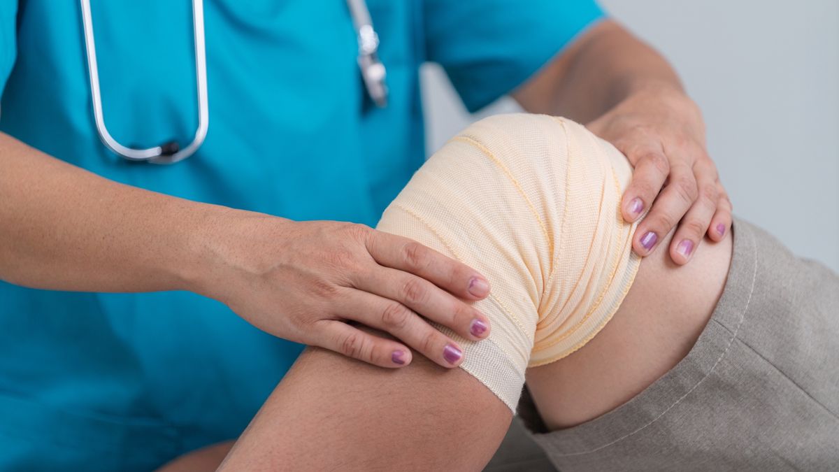 Close up hand of A doctor or nurse female examining head of patient with knee problems in clinic.
Close up hand of A doctor or nurse female examining head of patient with knee problems in clinic.
Pramote Polyamate
bone growth, asian, clinic, emergency, trauma, fracture, medic, healthy, injury, treatment, female, physiotherapy, joint, bone spike, medical, cast, disease, accident, healing, injured, heel, orthopedic, health, aid, hurt