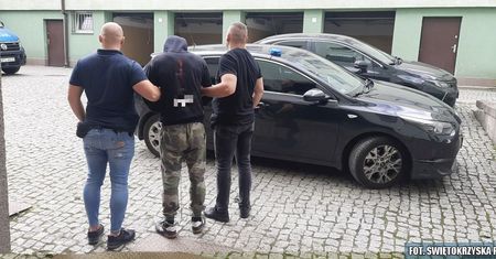 27-letni ostrowczanin wpuścił kolegę do domu, a ten zaczął mu grozić i go zaatakował.