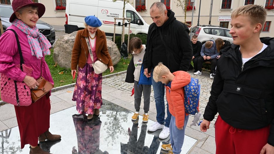 Nie brakuje zaciekawionych najsłynniejszym lustrem w kraju