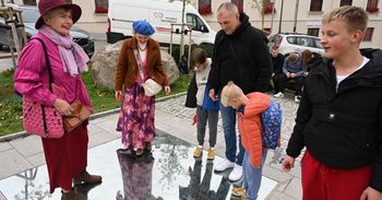 Kielce: Niebo Kielc - lustrzana instalacja Marka Cecuły nie przestaje budzić zainteresowania. Od rana do wieczora wycieczki