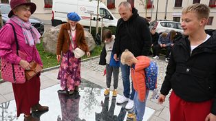 Kielce: Niebo Kielc - lustrzana instalacja Marka Cecuły nie przestaje budzić zainteresowania. Od rana do wieczora wycieczki