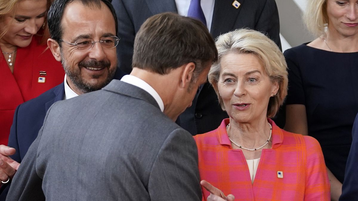 BRUSSELS, BELGIUM - JUNE 27:  (L-R) Emmanuel Macron President of France and Ursula von der Leyen Pressident of European Commission attend the family photo during the European Council Meeting on June 27, 2024 in Brussels, Belgium. EU leaders gathered to discuss the bloc's 2024-2029 strategic agenda, as well as issues pertaining to Ukraine, the Middle East, security and defence, competitiveness, among other items. (Photo by Pier Marco Tacca/Getty Images)