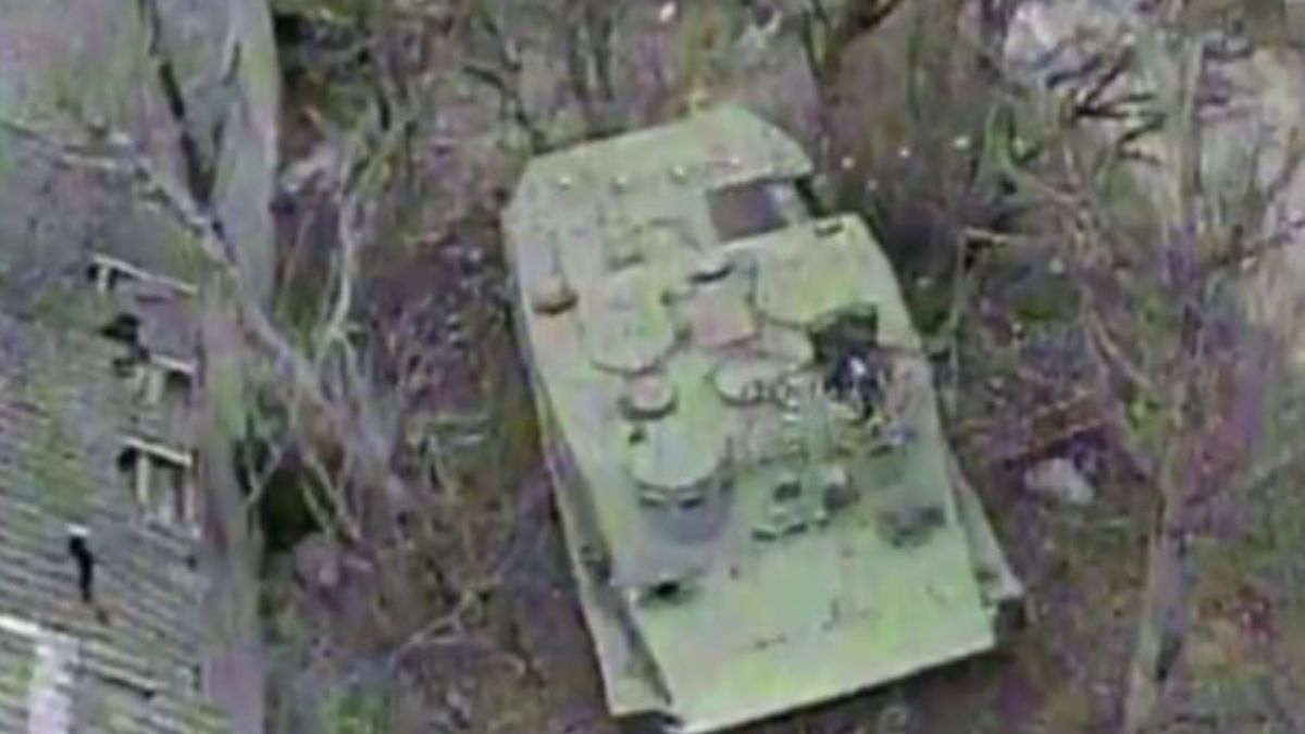 Rosyjski BTR-50PU walczy na froncie, choć jego miejsce jest w muzeum