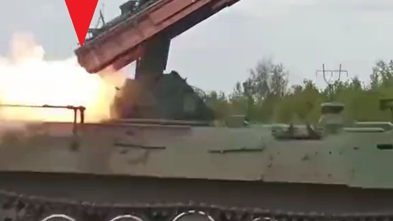 Ukraińcy strzelający z systemu przeciwlotniczego 9K35 Strieła-10 wyposażonego w pociski z Jordanii. 