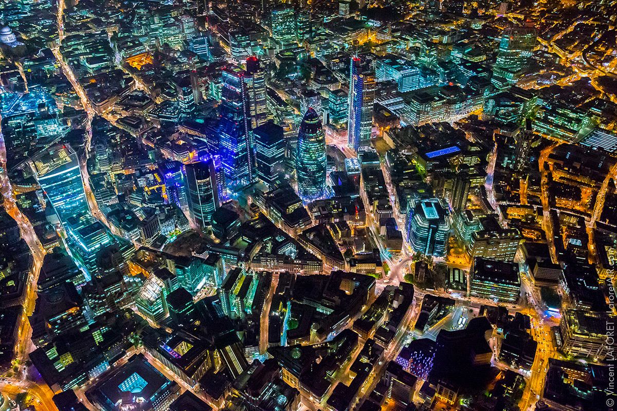Futurystyczny Londyn nocą z helikotera