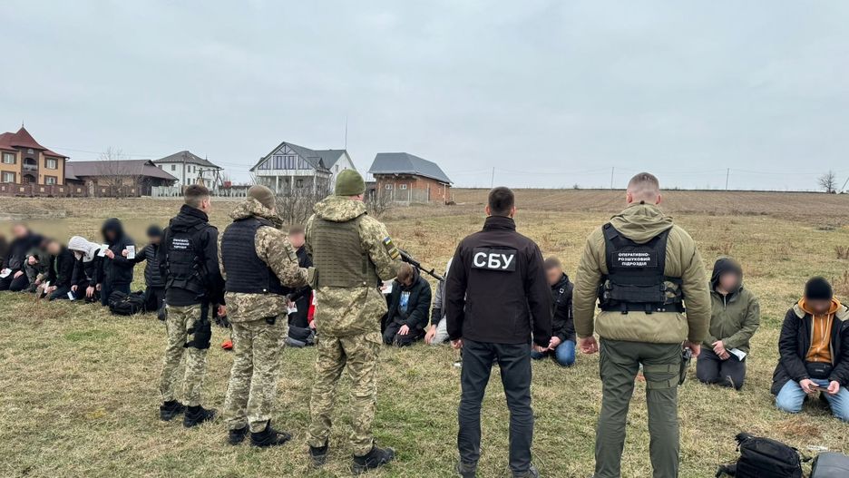 W obwodzie czerniowieckim w pobliżu granicy z Rumunią zatrzymano minibus z 34 sprawcami naruszenia przepisów