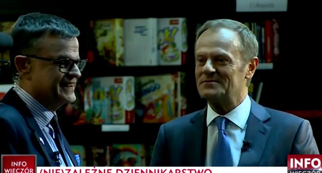 TVP Info wytyka Andrzejowi Morozowskiemu serdeczności z Donaldem Tuskiem przed wywiadem w TVN24. „(Nie)zależne dziennikarstwo”