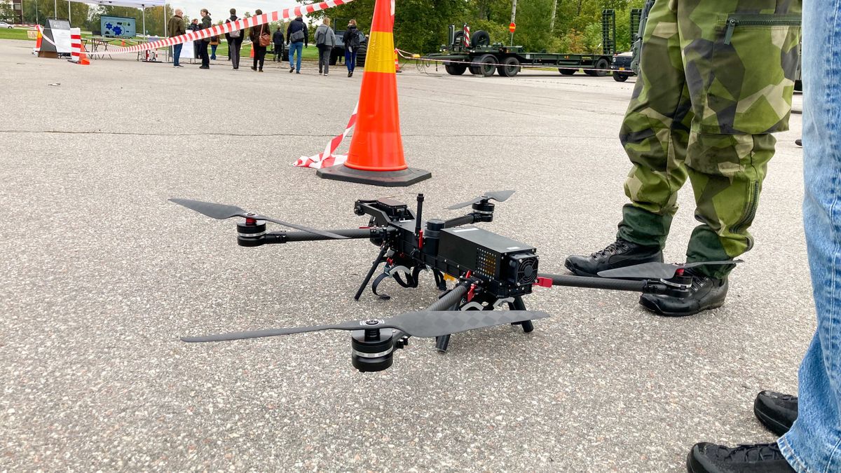 Fragmenty wojskowego drona znalezione na plaży w Ustce (zd