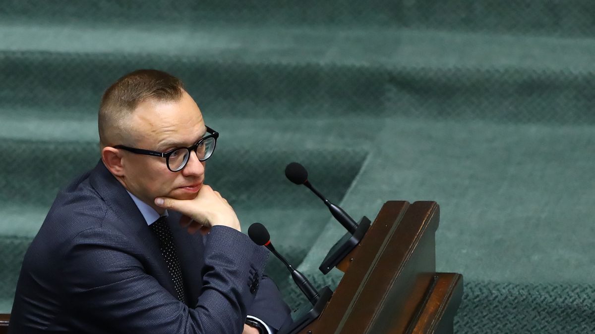 Na zdjęciu Artur Soboń z zamyśloną miną w ławach sejmowych