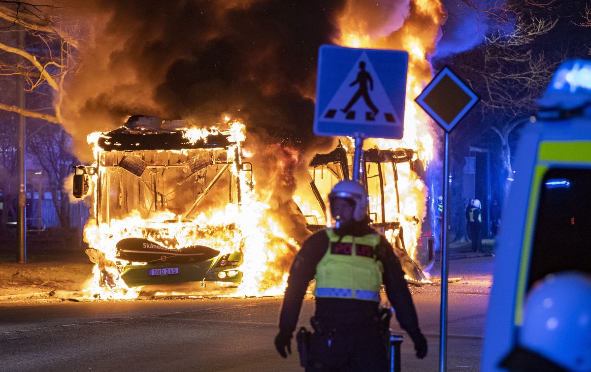Zdjęcie z zamieszek w Malmo w Szwecji  po spaleniu Koranu 