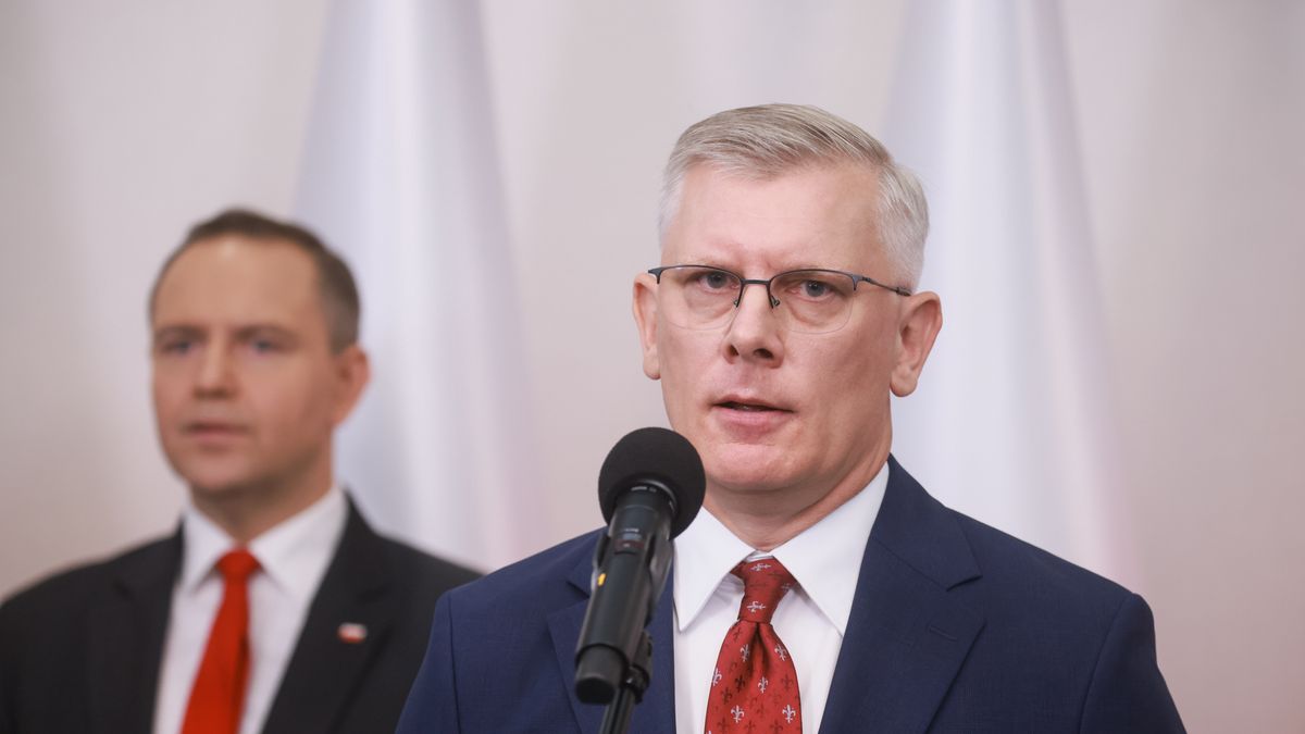 Warszawa, 03.07.2025. Prezydent elekt RP Karol Nawrocki (L) oraz desygnowany na szefa Biura Bezpieczeństwa Narodowego Sławomir Cenckiewicz (P) podczas konferencji prasowej w siedzibie Kancelarii Prezydenta RP w Warszawie, 3 bm. (jm) PAP/Leszek Szymański