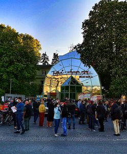 Trójka i afera ws. Listy Przebojów. Protest na Myśliwieckiej. Pojawiła się policja