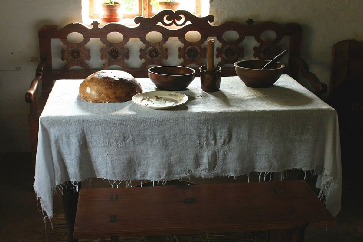 Tradycyjnie zastawiony stół w bieszczadzkiej chacie z Dąbrówki 