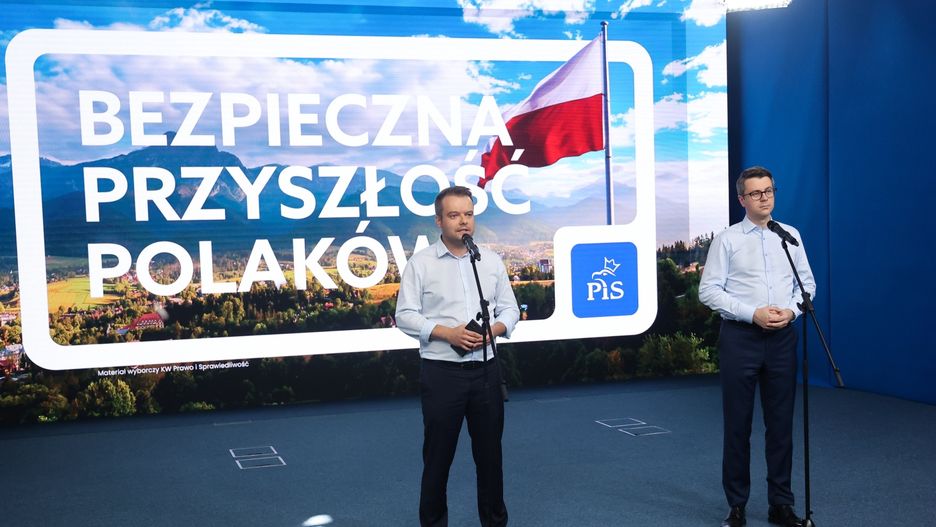 Rzecznik PiS Rafał Bochenek i rzecznik rządu Piotr Mueller