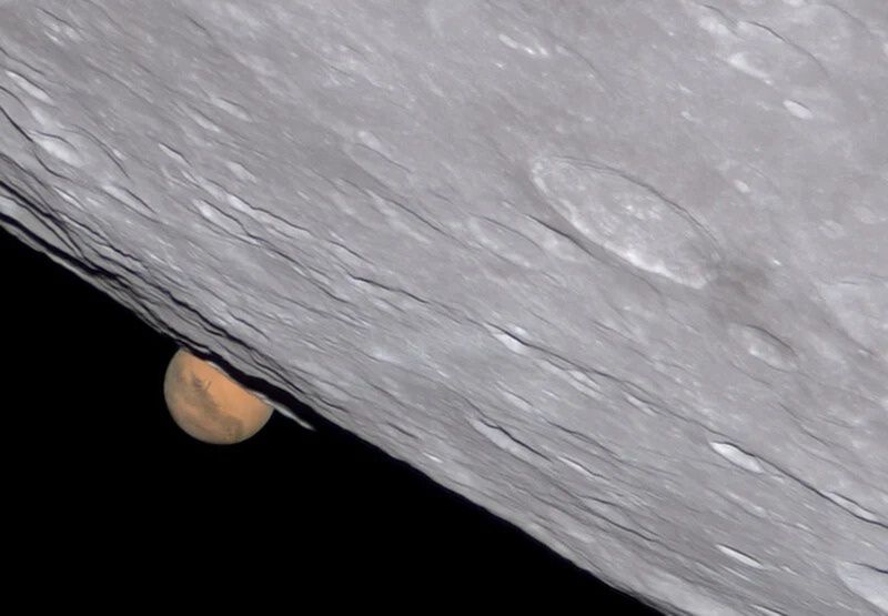 Mars wyłaniający się zza Księżyca.