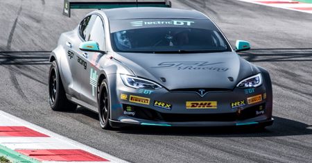 Wyścigowa Tesla Model S na torze. Po 7 km przegrzały się baterie
