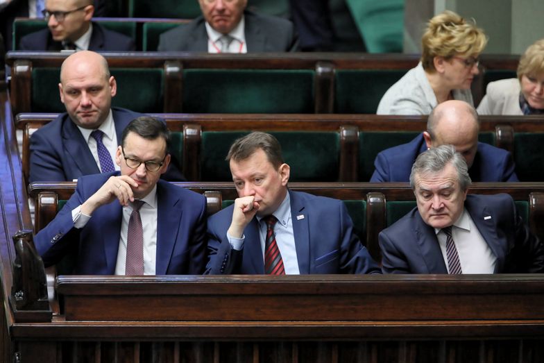 Mateusz Morawiecki Mariusz B�aszczak Piotr Gli�ski
Warszawa, 14.03.2019. W pierwszym rz�dzie od lewej: premier Mateusz Morawiecki, minister obrony Mariusz B�aszczak i minister kultury Piotr Gli�ski na sali sejmowej, w drugim dniu posiedzenia Sejmu, 14 bm. Pos�owie wys�uchaj� informacji szefa MSZ Jacka Czaputowicza o zadaniach polskiej polityki zagranicznej w 2019 r. (ls/dw) PAP/Leszek Szyma�ski
Leszek Szyma�ski
8  8. kadencja kadencji, g�osowa�, informacja, Mateusz Morawiecki Mariusz B�aszczak Piotr Gli�ski, msz, obrad, obrady, �sma VIII, plenarna, polityka, RP, sala, sejm, sejmie, sejmu