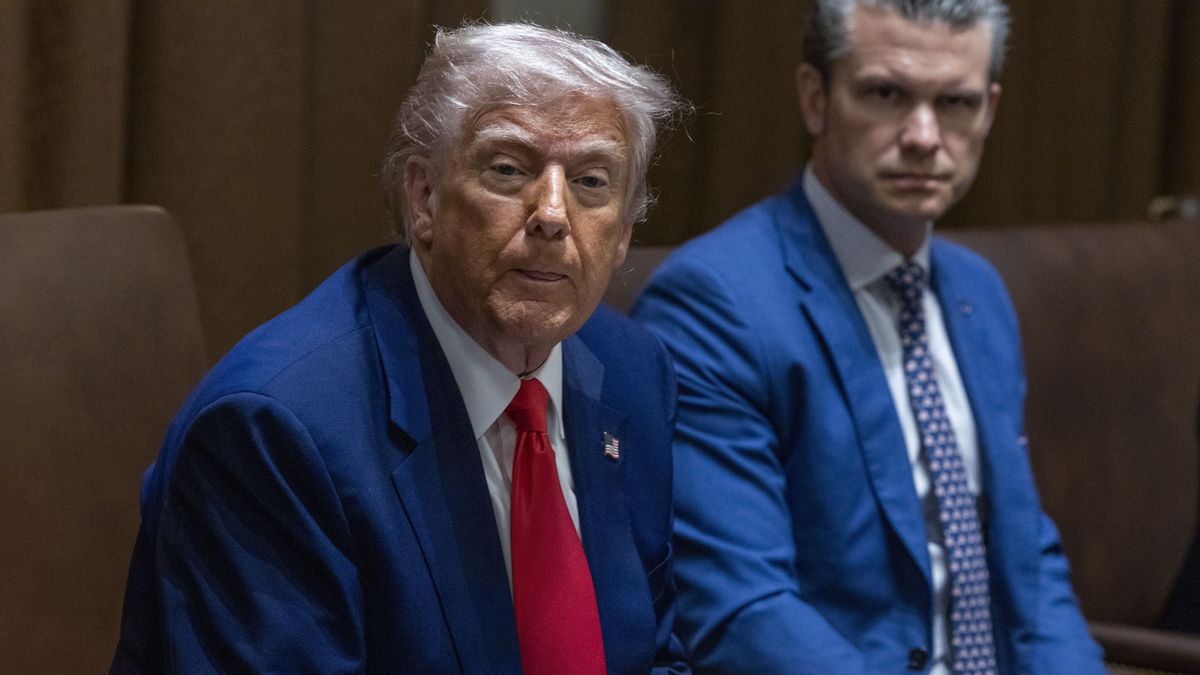 US President Donald J. Trump (L) responds to a question from the news media during a Cabinet meeting in the Cabinet Room of the White House in Washington, DC, USA, 10 April 2025. EPA/SHAWN THEW / POOL Dostawca: PAP/EPA.
