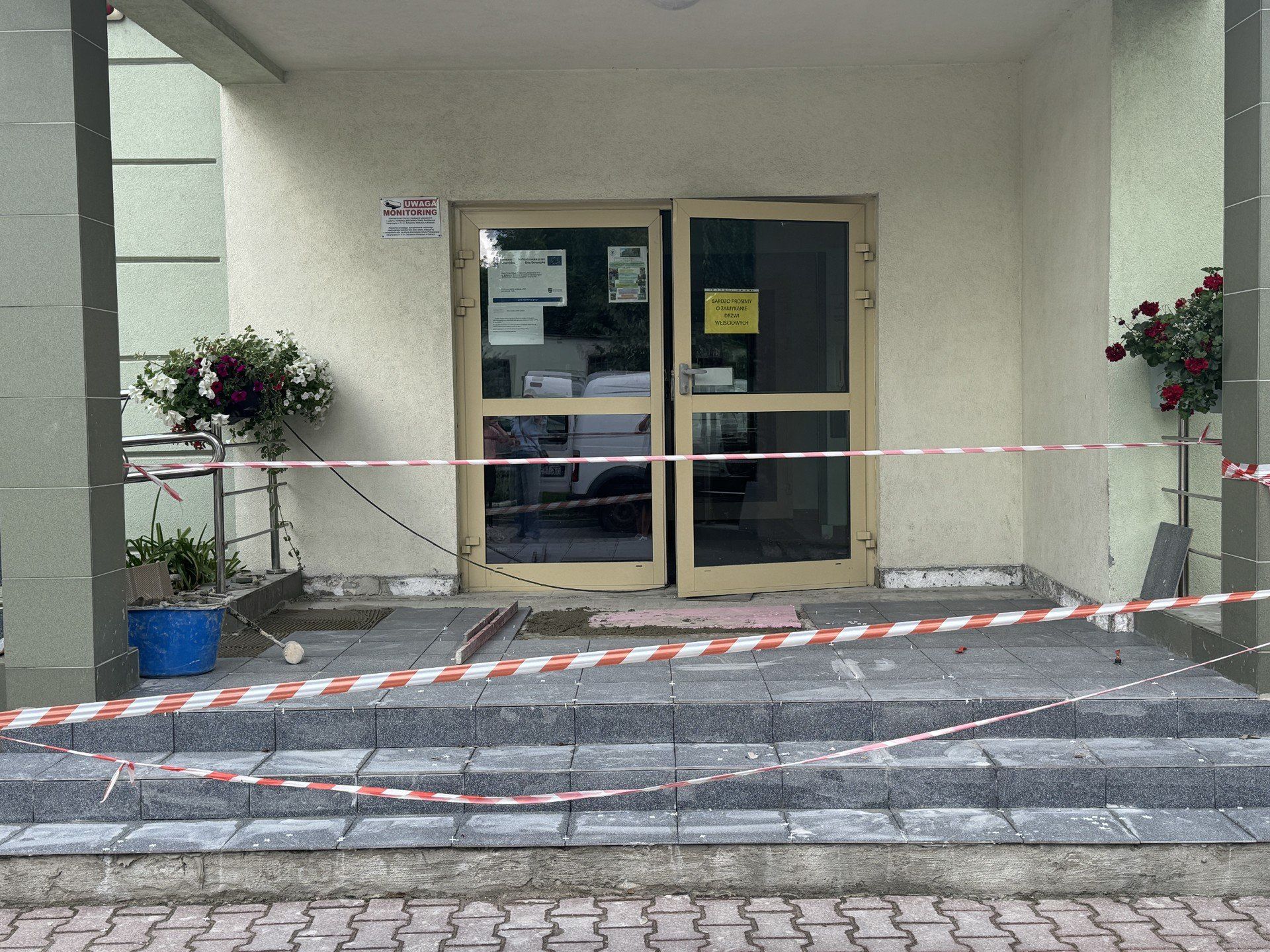 Zarówno przy głównym wejściu, jak i od strony basenowej szkoły.