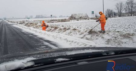 Z kraju: Drogowcy zaskoczyli zimę. Zaczęli kosić trawę, kiedy spadł śnieg