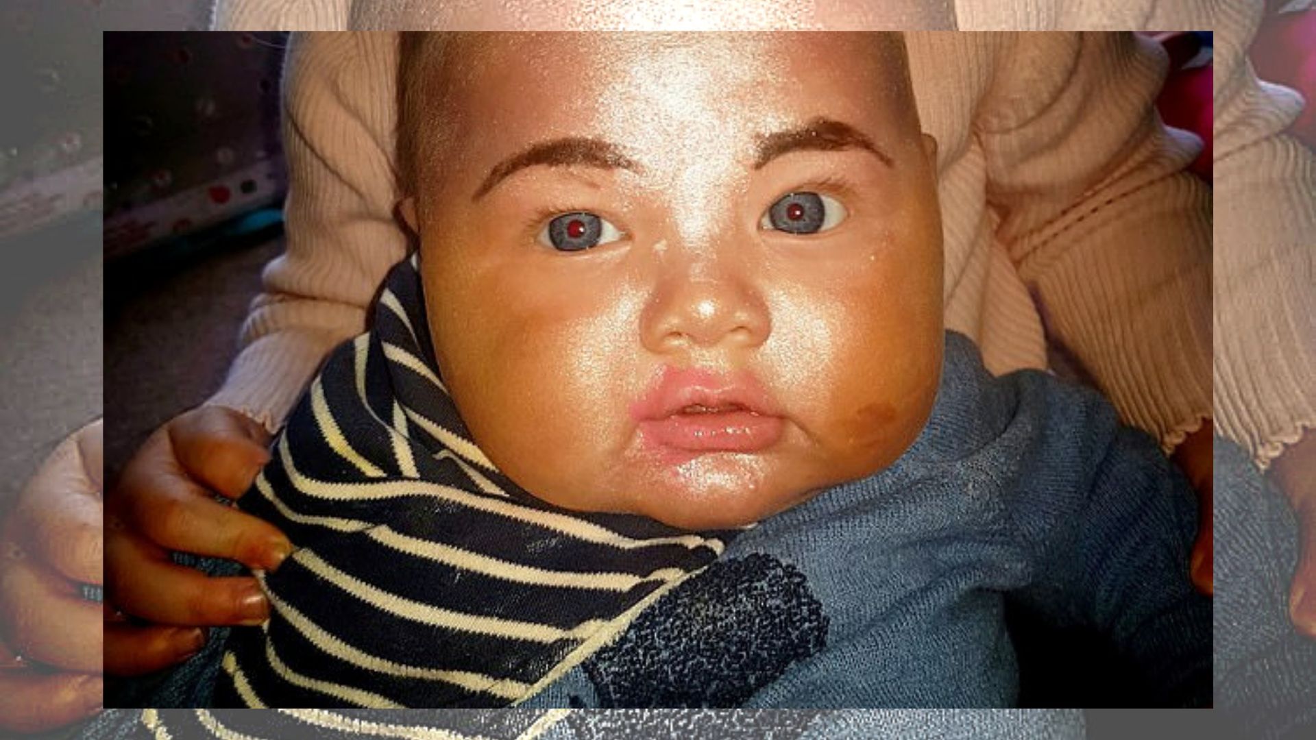 Trzylatka użyła bronzera i namalowała bratu nowe brwi. Chciała, żeby wyglądał jak mama. 