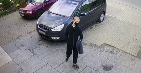 Podbiegł od tyłu i wyrwał staruszce torebkę. Pomóż złapać młodego rabusia