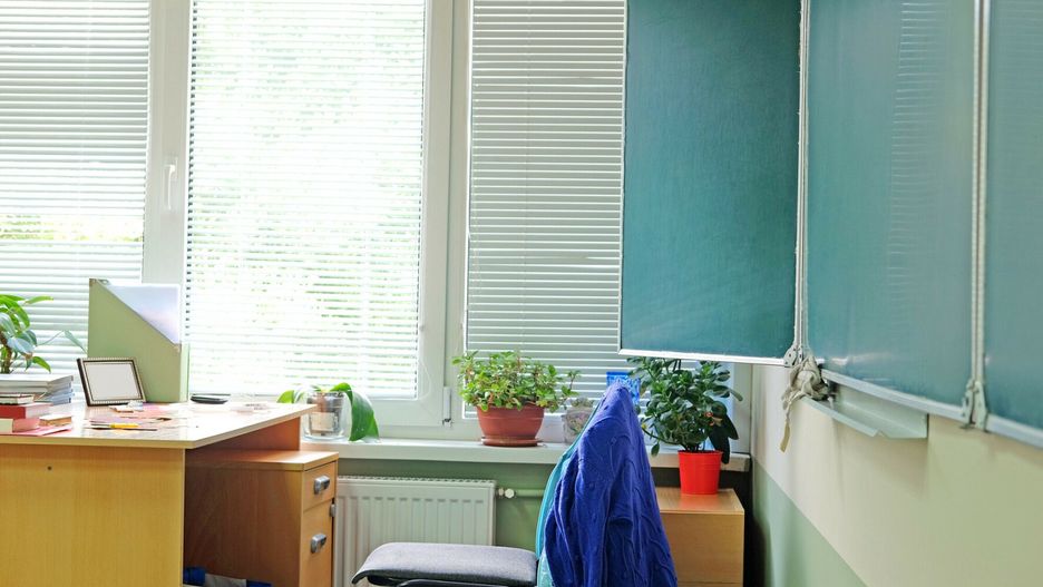 age easyfotostock 2019-01-01Interior of an empty school classuatp1