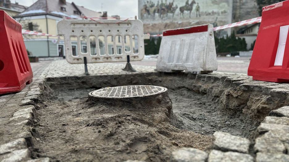 Dziura stanowiła zagrożenie dla przechodniów i przejeżdżających samochodów.  Wezwano służby, aby ją odpowiednio zabezpieczyć