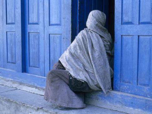 fot. Steve McCurry - Veiled Woman on Doorstep