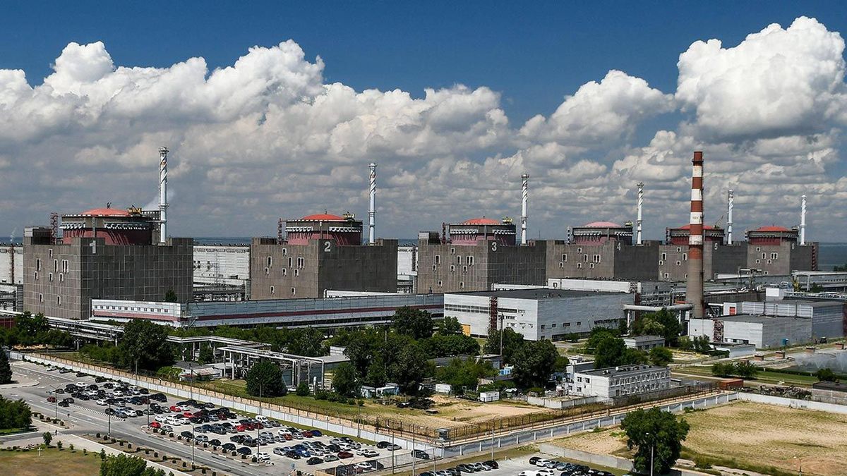Petro Kotin, szef ukraińskiego koncernu Enerhoatom poinformował, że Zaporoską Elektrownią Atomową "wciąż kieruje ukraiński personel", ale na jej terenie jest 500-900 Rosjan.
fot. PAP/Photoshot