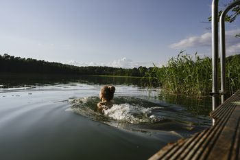 "Kacze pchły" czyhają w wodzie podczas upałów. Po kąpieli masz swędzącą wysypkę