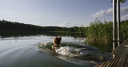 "Kacze pchły" czyhają w wodzie podczas upałów. Po kąpieli masz swędzącą wysypkę