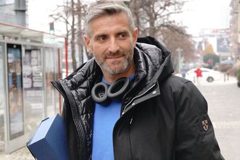 W wieku 8 lat wyjechał z ojcem do Niemiec. Z matką miał trudną relację