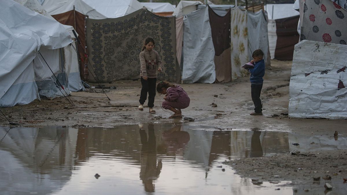 Internally displaced Palestinian children play near their families tents n Al Zaitun neighbourhood during a rainy day in the east of Gaza City on, 12 December 2025, amid a ceasefire between Israel and Hamas. According to the UN around 90 percent of the population or 1.9 million people in Gaza have been displaced since the start of the conflict. EPA/MOHAMMED SABER Dostawca: PAP/EPA.