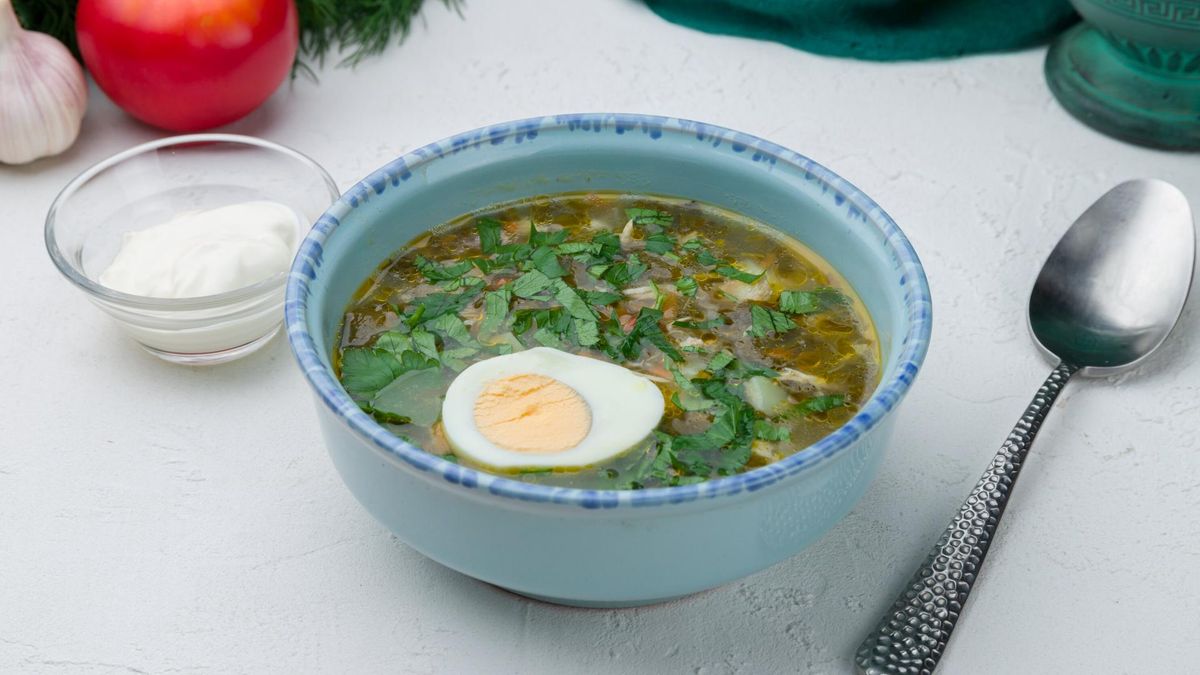 Zupa szczawiowa najczęściej serwowana jest z jajkiem na twardo.