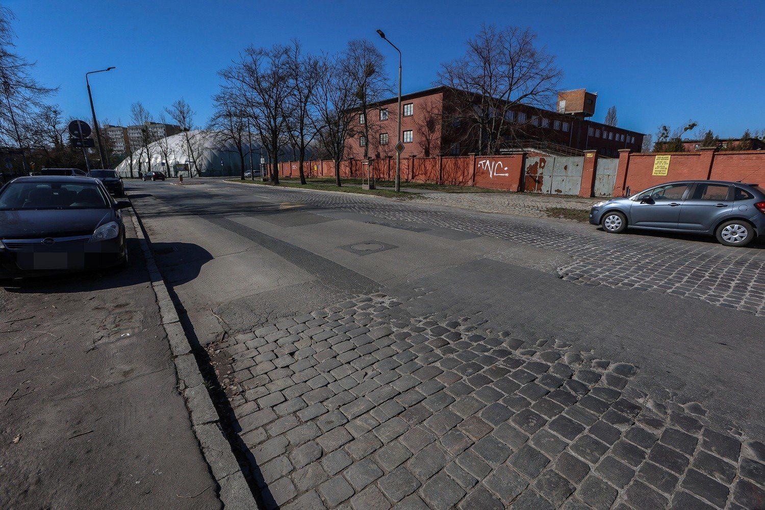 Projekt przewiduje też koncepcję torowiska, które w przyszłości mogłoby połączyć trasy tramwajowe na Legnickiej i Długiej, choć sama budowa torów nie jest teraz planowana.
