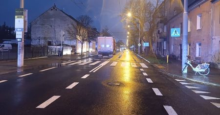 Poważny wypadek na Krochmalnej. Potrącenie pieszego przez ciężarówkę, ulica całkowicie zablokowana