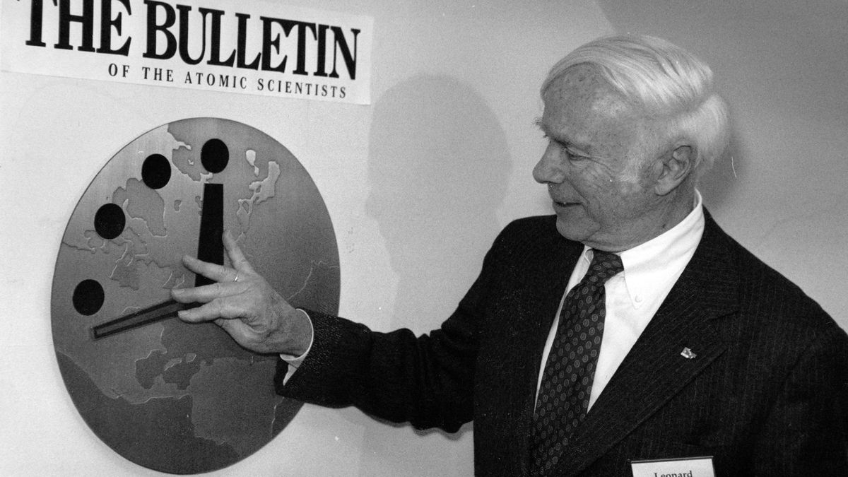 Dr. Leonard Rieser, chairman of the board of the Bulletin of the Atomic Scientists, moves the hand of the Doomsday Clock back to 17 minutes before midnight at offices near the University of Chicago on Nov. 26, 1991. (Carl Wagner/Chicago Tribune/Tribune News Service via Getty Images)