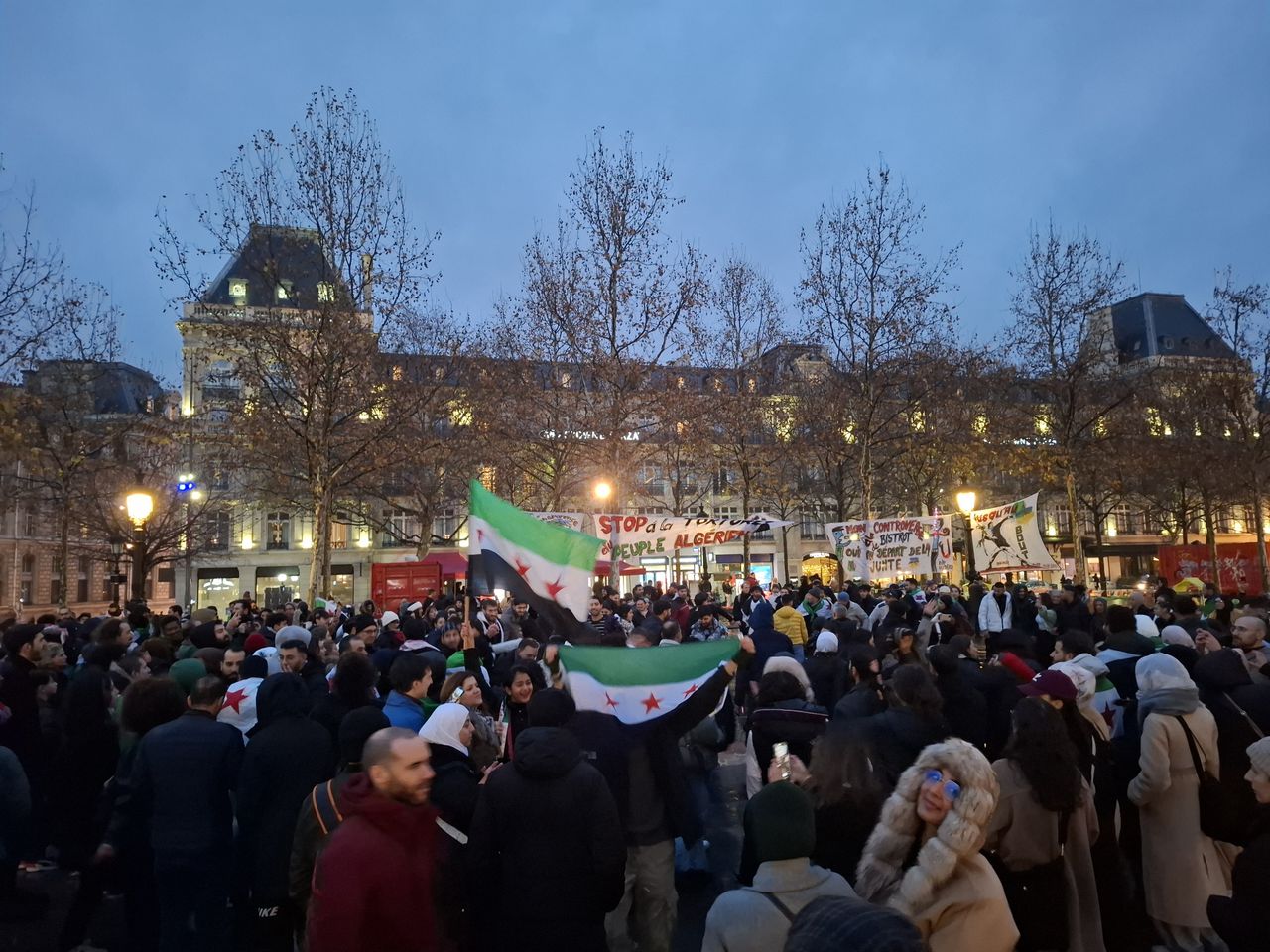 Auf dem Pariser Platz der Republik feierten mehrere hundert Syrer.