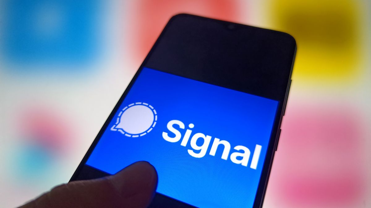 SUQIAN, CHINA - MARCH 28, 2025 - An illustration shows Signal LOGO displayed on a smartphone in Suqian, Jiangsu province, China on March 28, 2025. (Photo credit should read CFOTO/Future Publishing via Getty Images)