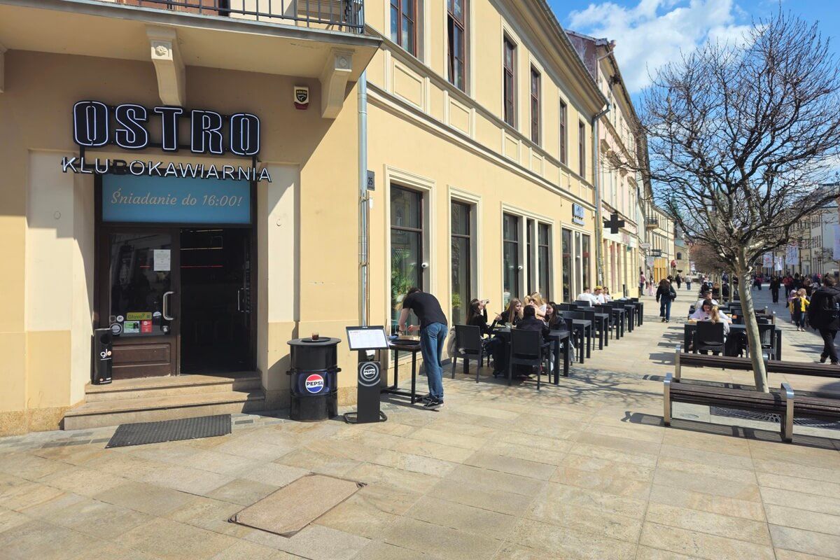 Ogródek gastronomiczny przed Klubokawiarnią Ostro