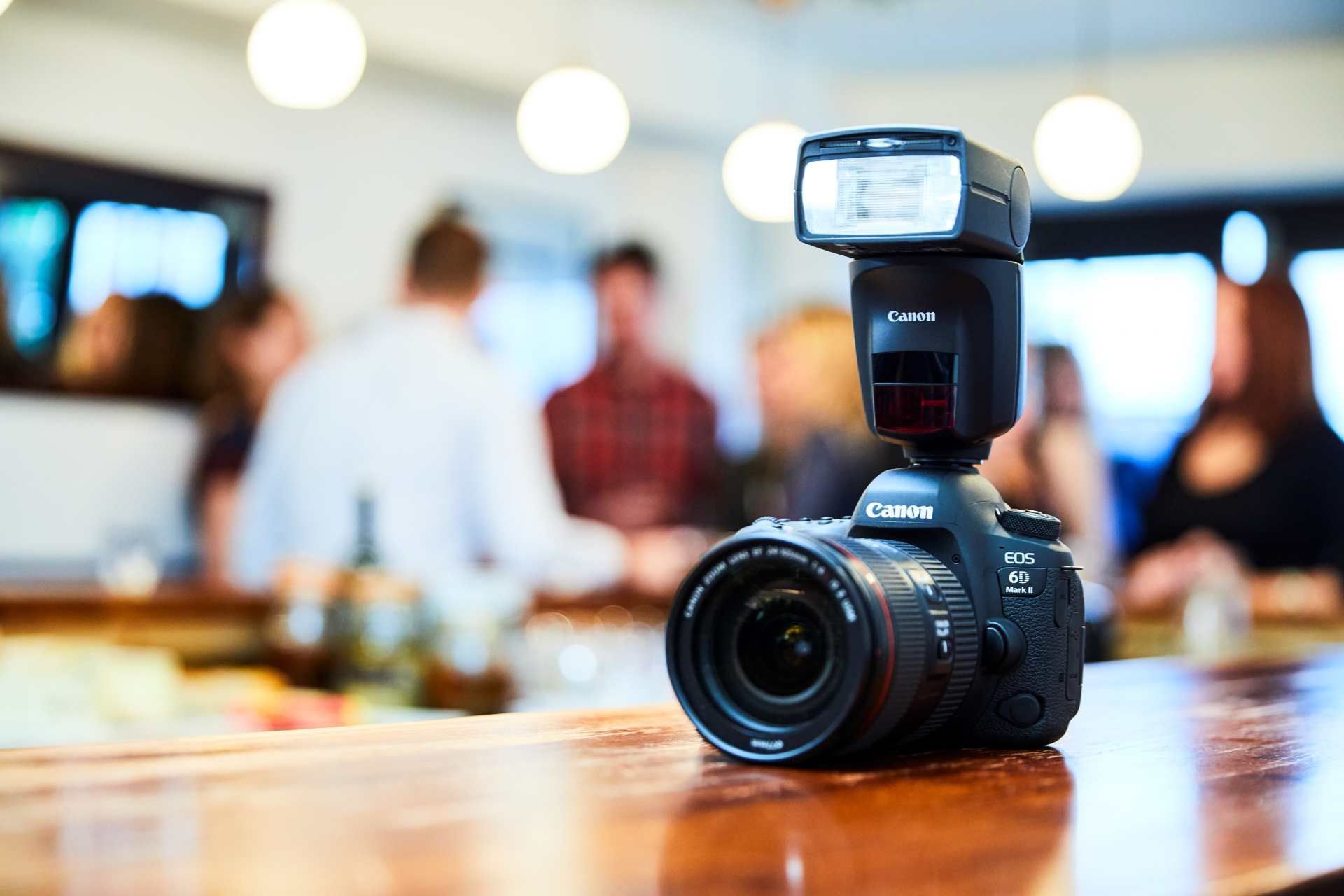 Canon Speedlite 470 EX-AI automatycznie ustawi palnik, by odbić światło 2