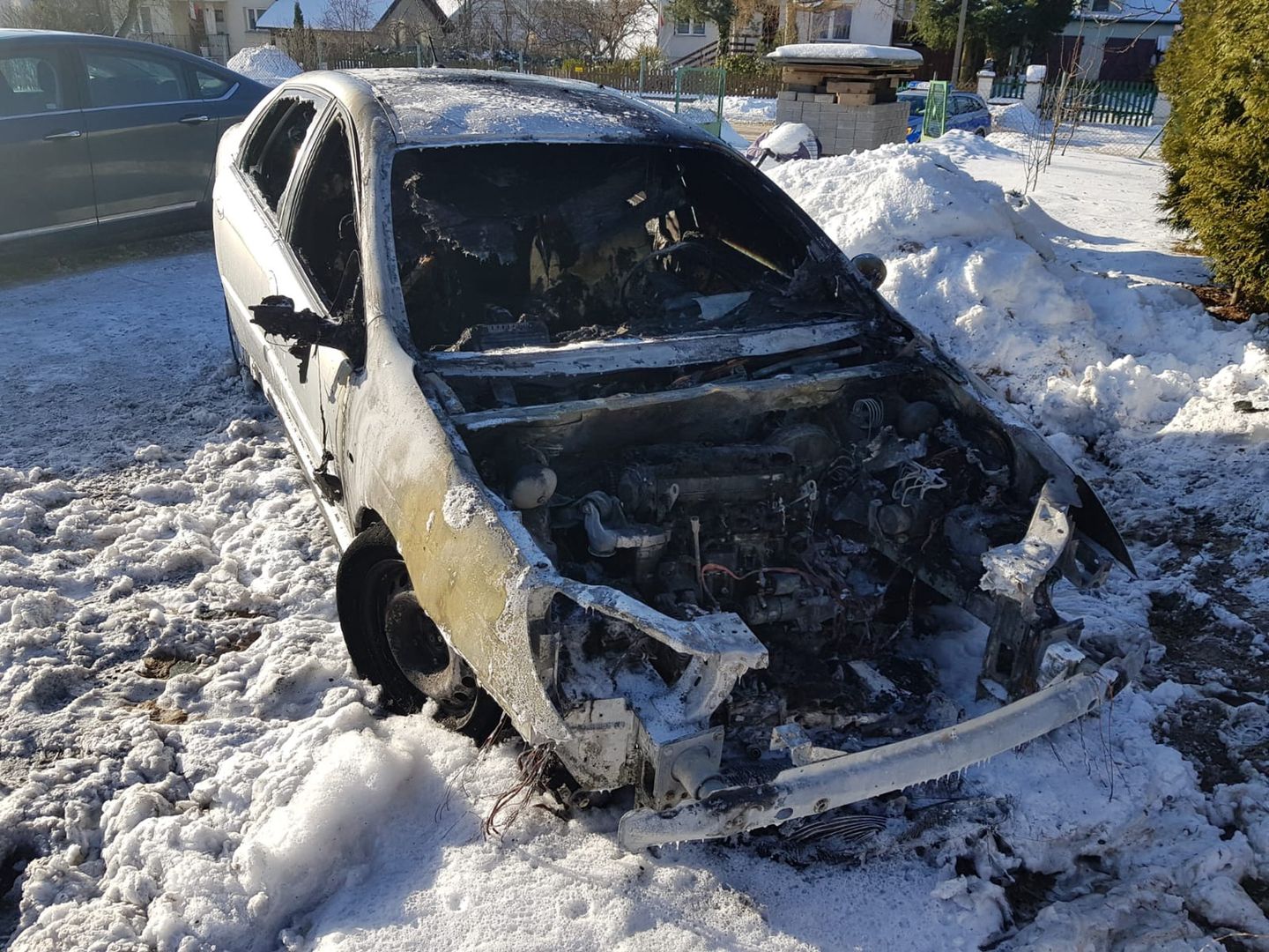 Spalony samochód policjanta. "Kiedyś wywieźliby takiego do lasu"